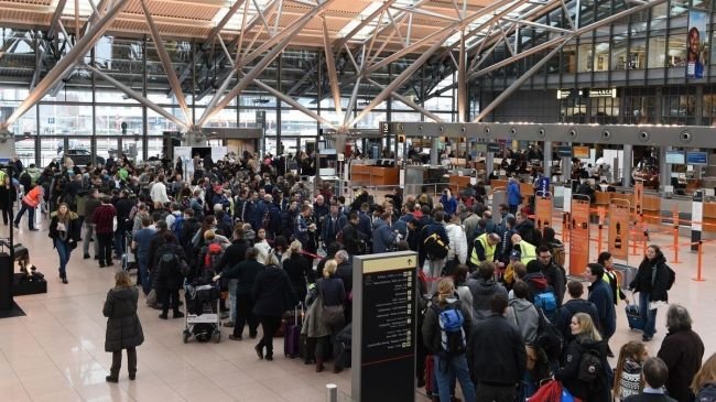 Изненадваща стачка на летището в Хамбург блокира близо 300 полета