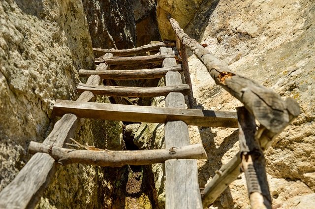 Спасиха туристи, паднали край пещера Утробата