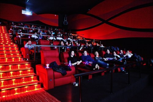 Мъж осъди кино за дълги реклами преди филма