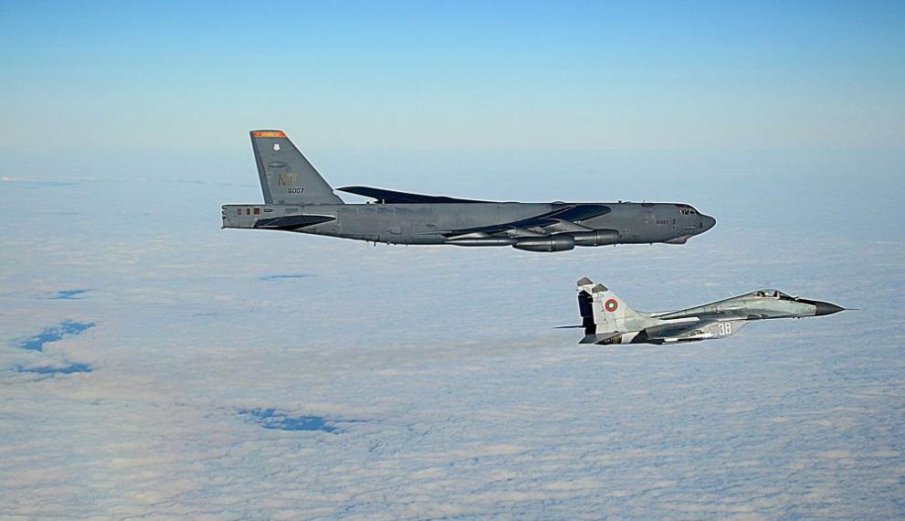 Български МиГ-29 ескортира стратегически бомбардировач B-52 на САЩ