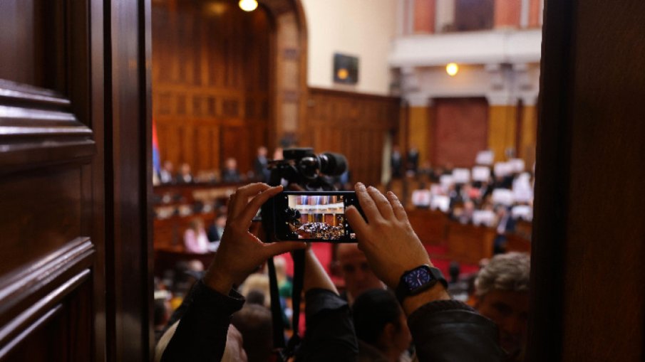 Сръбският парламент продължи работа след размириците с промени в Закона за висшето образование