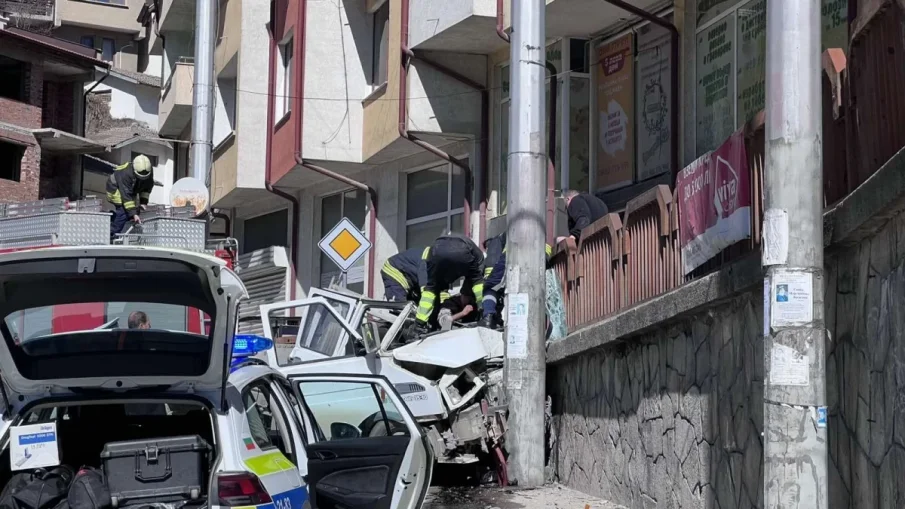 Вдигат въздушна линейка за единия от пострадалите при катастрофата в Смолян