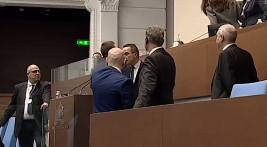 СКАНДАЛ В НС! Отстраниха депутатка от Възраждане от зала заради подтикване към безредици - настана хаос (ВИДЕО)