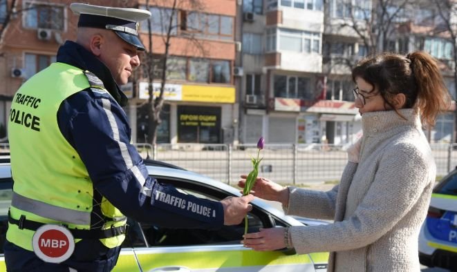 Полицаи не глобавят, а подаряват цветя за 8 март във Варна