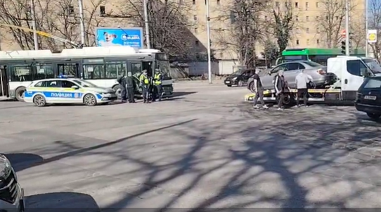 Кола и тролей се натресоха в Хасково, предизвикаха тапа