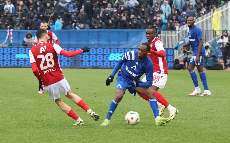 ДВЕ ПО ДВЕ: Чужди мениджъри дебнат четирима на Вечното дерби