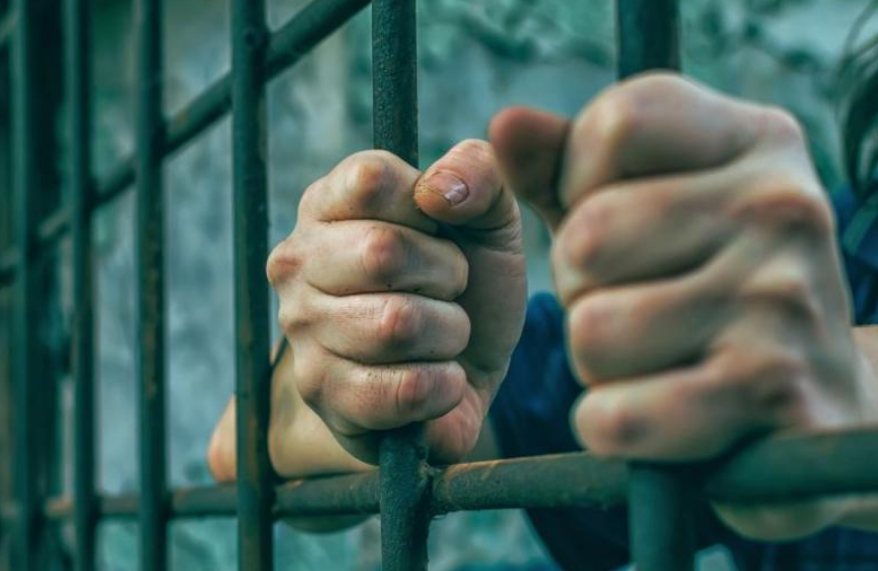 15 години затвор за мъжа, опитал да убие жена си пред трите им деца