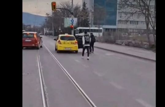 Момчета блъснаха шофьор в столицата и избягаха с такси
