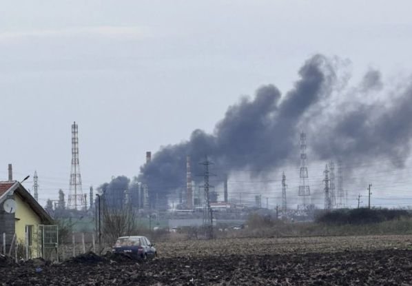 Пожар в нефтената рафинерия край Бургас