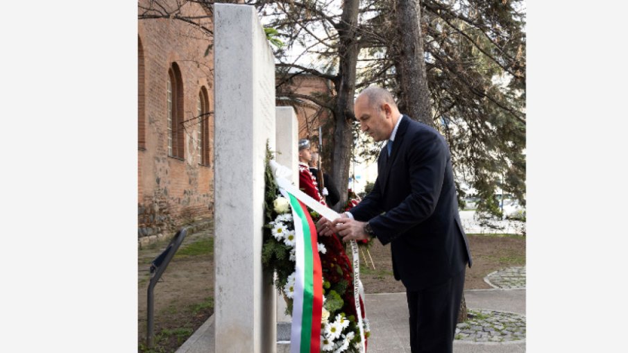 Румен Радев положи венец пред паметните плочи на спасителите на българските евреи