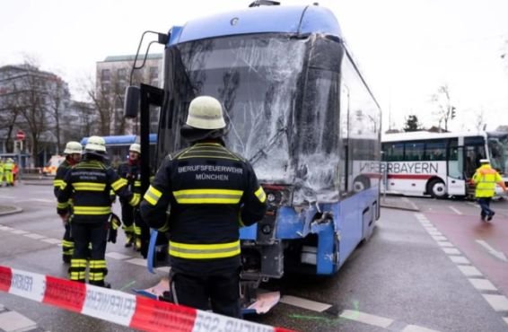 Трамвай размаза училищен автобус, има пострадали деца