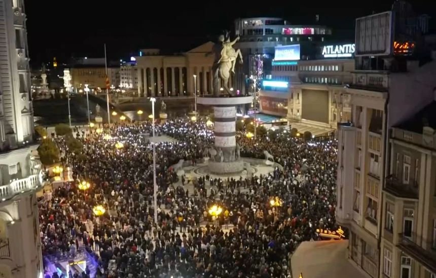 ТРАГЕДИЯТА В СЕВЕРНА МАКЕДОНИЯ: Хиляди в Скопие и Кочани на протест, мълчаха цял час за жертвите на корупцията