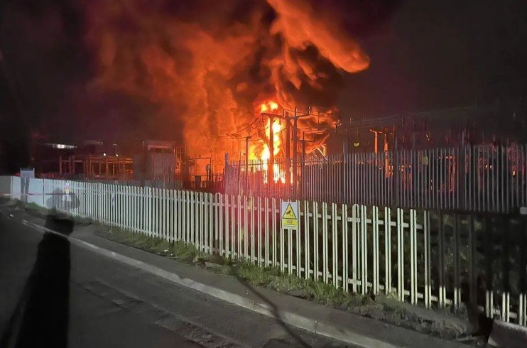 Затвориха лондонското летище Хийтроу заради голям пожар