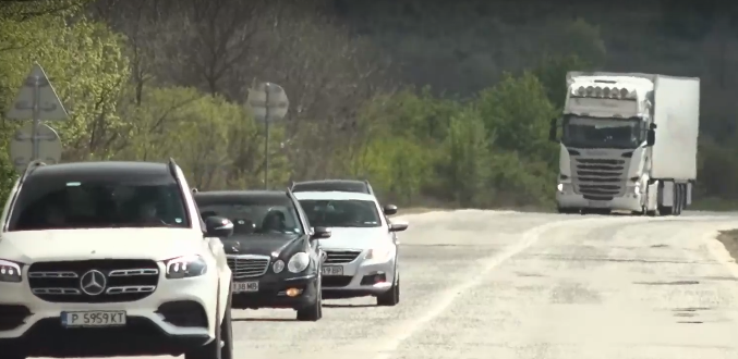 Взимат проби от асфалта на пътя, където загина Сияна