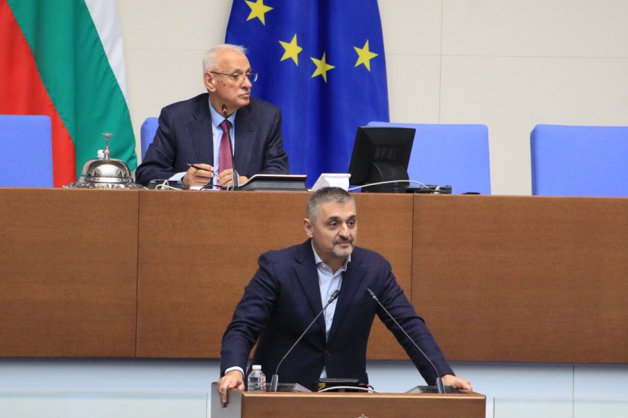 Кирил Добрев: С промените в Закона за електронните съобщения България запазва лидерските си позиции в Европа по интернет покритие Кирил Добрев: С промените в Закона за електронните съобщения България запазва лидерските си позиции в Европа по интернет покритие