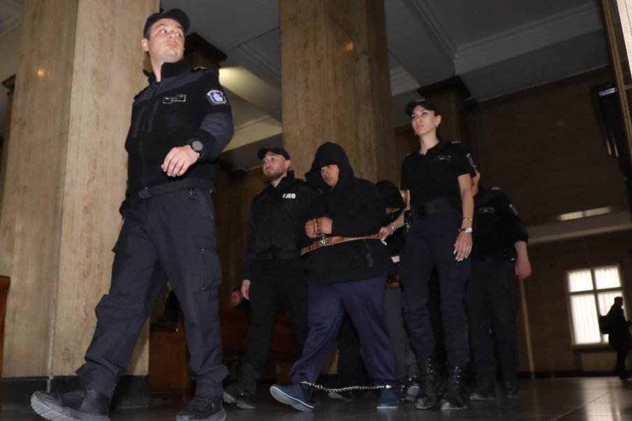 Доведоха в съда обвинените за убийството на мъжа, намерен в наводнено мазе в София Доведоха в съда обвинените за убийството на мъжа, намерен в наводнено мазе в София
