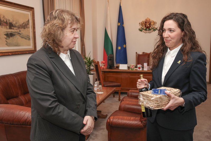 Киселова разговаря с представители на еврейската общност в България по повод големия религиозен празник Песах Киселова разговаря с представители на еврейската общност в България по повод големия религиозен празник Песах