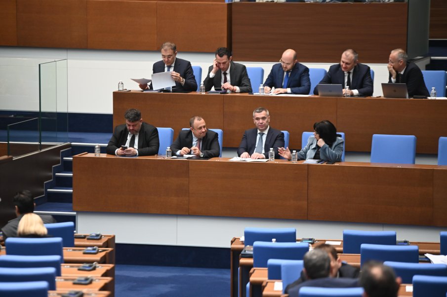 Парламентът гласува втори вот на недоверие на кабинета „Желязков“