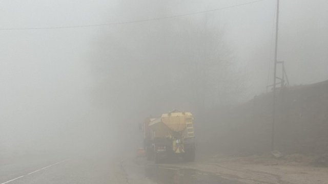 Гъста мъгла на Петрохан затруднява движението