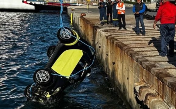 Трагедия в Гърция: Кола падна в морето, има жертва