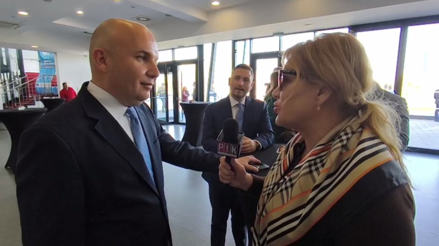 ЕКШЪН В ПИК TV! Колтуклиева приклещи Илхан Кючюк за безчинствата на дерибеите на Доган! Евродепутатът се обяснява: Парите ми са декларирани! Мъжката секретарка Валентин Тончев приглася отстрани (ВИДЕО) ЕКШЪН В ПИК TV! Колтуклиева приклещи Илхан Кючюк за безчинствата на дерибеите на Доган! Евродепутатът се обяснява: Парите ми са декларирани! Мъжката секретарка Валентин Тончев приглася отстрани (ВИДЕО)