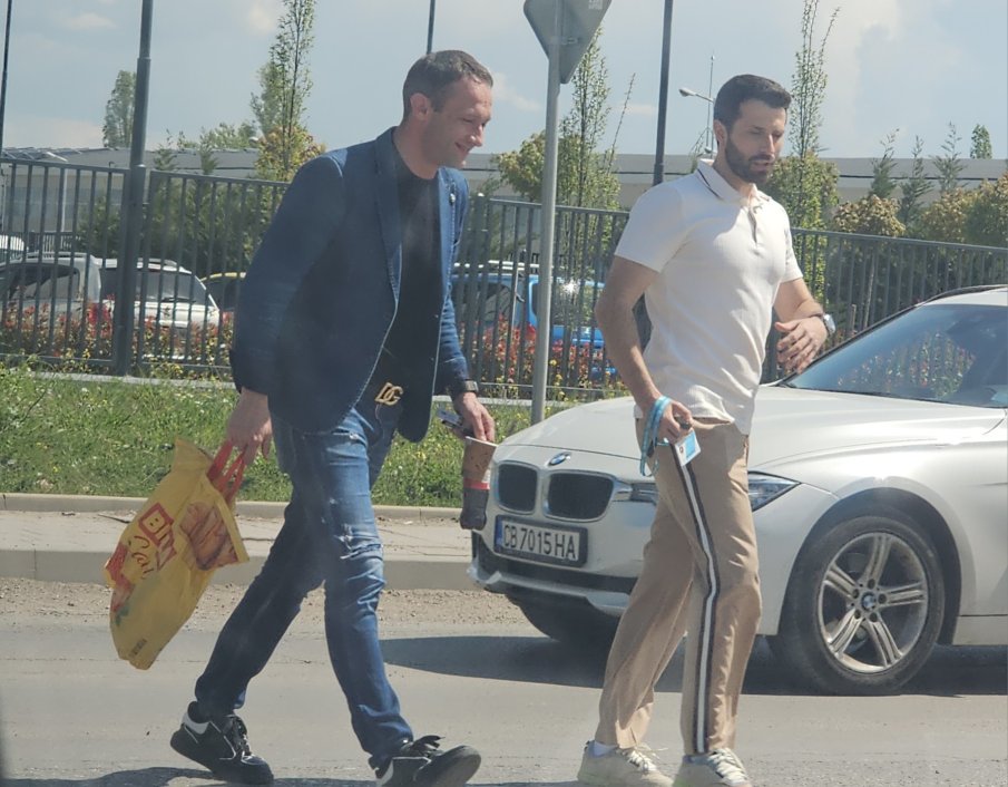 ГОРЕЩО В ПИК! Дарин Ангелов развесели софиянци, а колегата му Георги Блажев шокира шофьорите с... (СНИМКИ) ГОРЕЩО В ПИК! Дарин Ангелов развесели софиянци, а колегата му Георги Блажев шокира шофьорите с... (СНИМКИ)