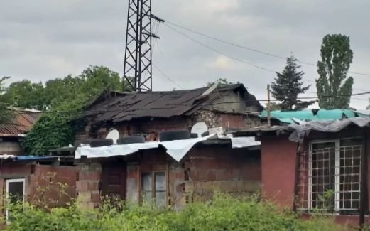 Напрежение в столичния квартал „Захарна фабрика“ - събарят незаконни постройки, обитателите готвят жива верига Напрежение в столичния квартал „Захарна фабрика“ - събарят незаконни постройки, обитателите готвят жива верига