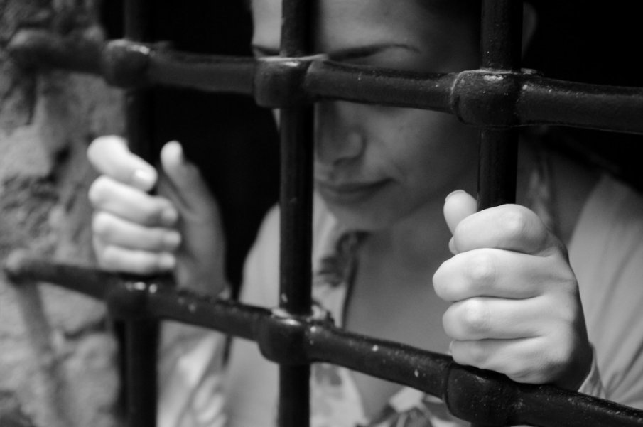 ЦИРК: Арестантка вдигна ченгета във въздуха, блъска си главата в прозорец: Сега ще ви хвърля 20 лева и ще се сбиете за тях ЦИРК: Арестантка вдигна ченгета във въздуха, блъска си главата в прозорец: Сега ще ви хвърля 20 лева и ще се сбиете за тях