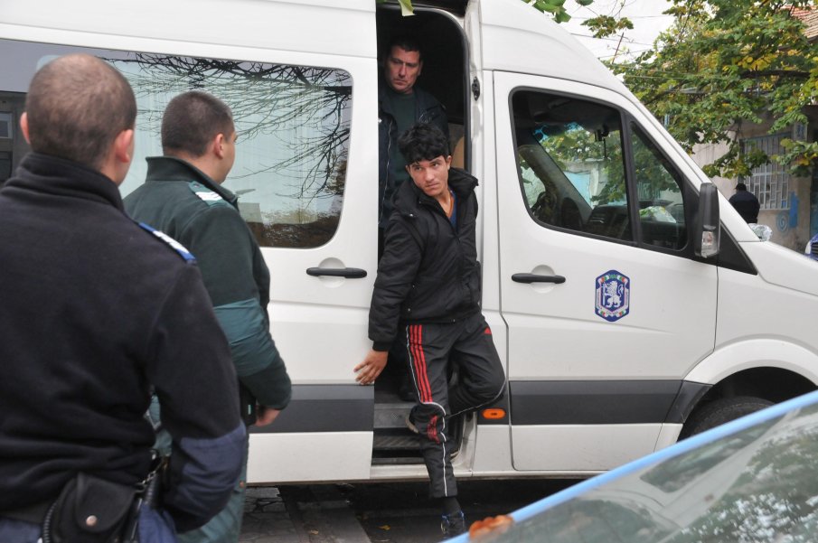 СПЕЦАКЦИЯ В ЦЕНТЪРА НА СОФИЯ: 13 задържани, четирима от тях обявени за общодържавно издирване СПЕЦАКЦИЯ В ЦЕНТЪРА НА СОФИЯ: 13 задържани, четирима от тях обявени за общодържавно издирване