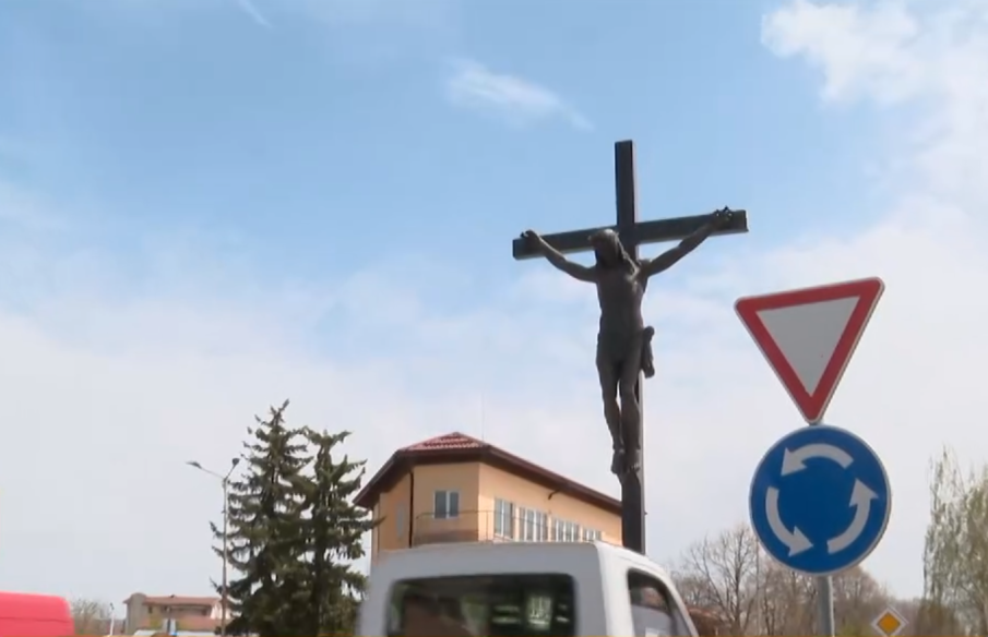 НАМЕРИХА МУ КУСУРИ: 12-метровият кръст в Елин Пелин раздели местните