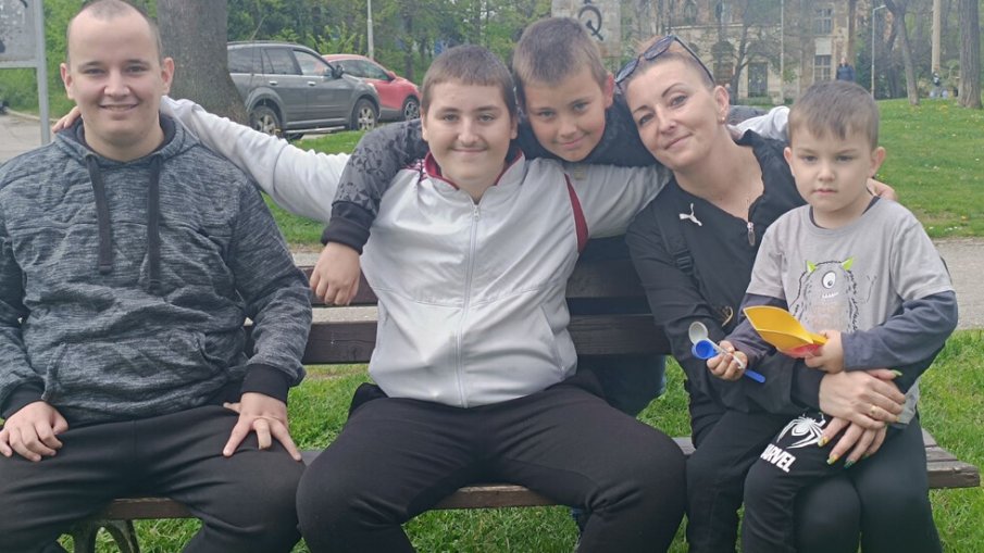 Изписаха 13-годишния Алекс, който беше в болница над месец с менингококова инфекция Изписаха 13-годишния Алекс, който беше в болница над месец с менингококова инфекция