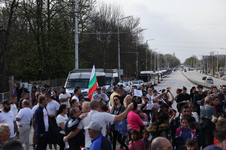 СОФИЯ ПОД БЛОКАДА! Протестиращи затвориха ключово кръстовище - напрежение между българи и роми (СНИМКИ) СОФИЯ ПОД БЛОКАДА! Протестиращи затвориха ключово кръстовище - напрежение между българи и роми (СНИМКИ)
