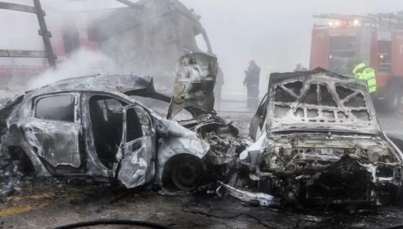 Български камион се вряза в пункт за събиране на такси в Гърция - двама души изгоряха живи Български камион се вряза в пункт за събиране на такси в Гърция - двама души изгоряха живи