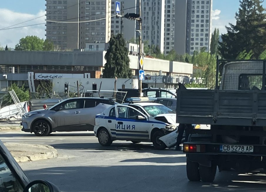 Мицубиши отнесе двама полицаи в София