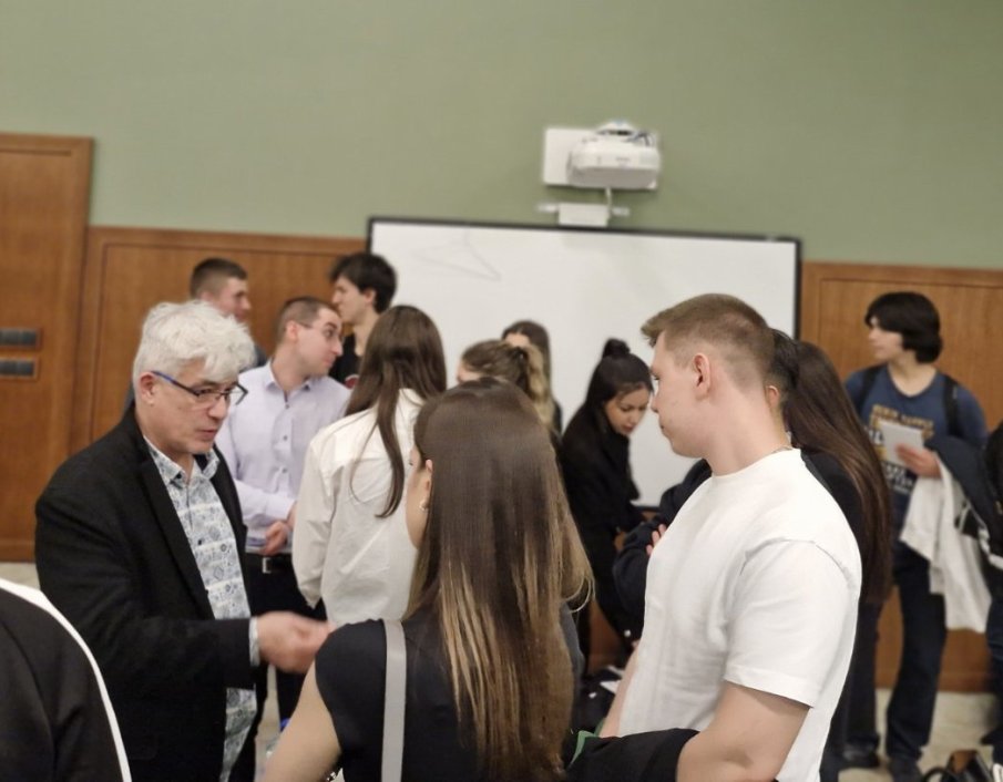 Ден на отворени врати за ученици от две столични гимназии организираха прокуратурата и следствието Ден на отворени врати за ученици от две столични гимназии организираха прокуратурата и следствието