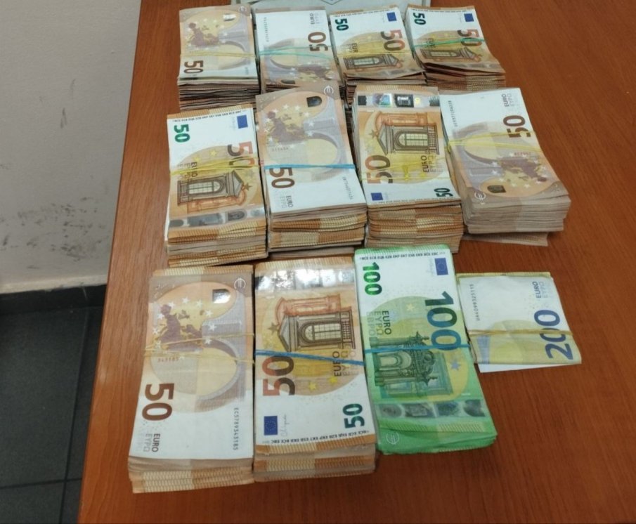 Две досъдебни производства за недекларирана валута в общ размер на 320 755 лв. в камиони на ГКПП „Капитан Андреево“ Две досъдебни производства за недекларирана валута в общ размер на 320 755 лв. в камиони на ГКПП „Капитан Андреево“