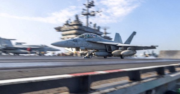 Изтребител падна от борда на американски самолетоносач в Червено море