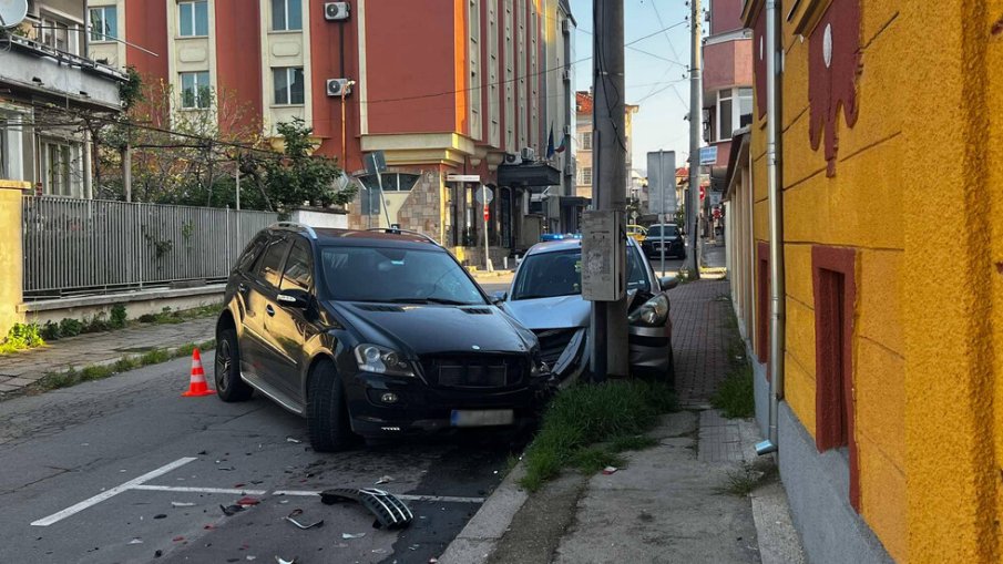 Пиян с над 2 промила помля с джипа си паркиран автомобил в Казанлък
