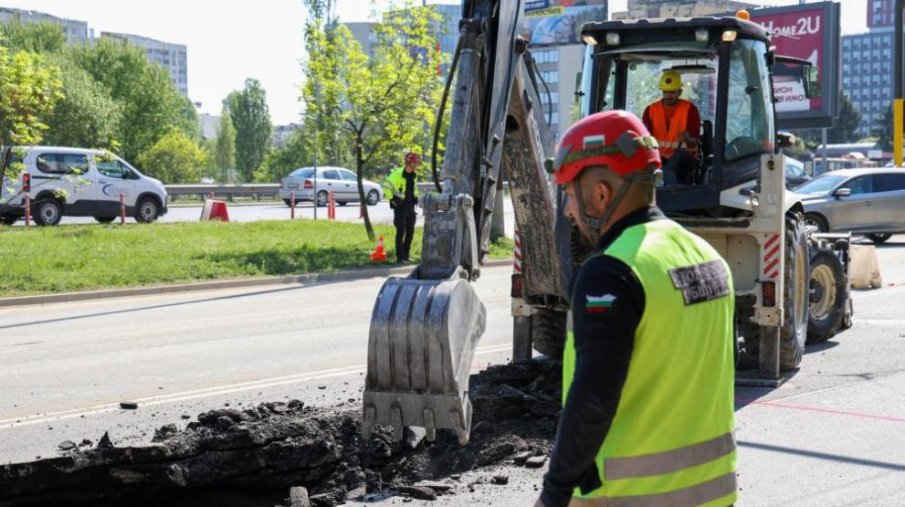Огромна дупка зейна на Цариградско шосе в София