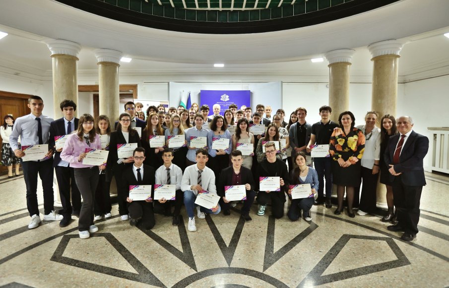 МОН награди ученици за проекти в борба срещу диабета, разбитието на роботиката и изследването на Космоса - ето които са призьорите МОН награди ученици за проекти в борба срещу диабета, разбитието на роботиката и изследването на Космоса - ето които са призьорите