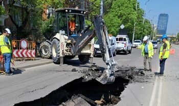 Променят движението на тролеи и автобуси заради дупката на Цариградско шосе Променят движението на тролеи и автобуси заради дупката на Цариградско шосе