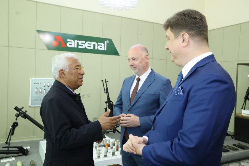 Желязков заведе Антонио Коща в завод Арсенал“