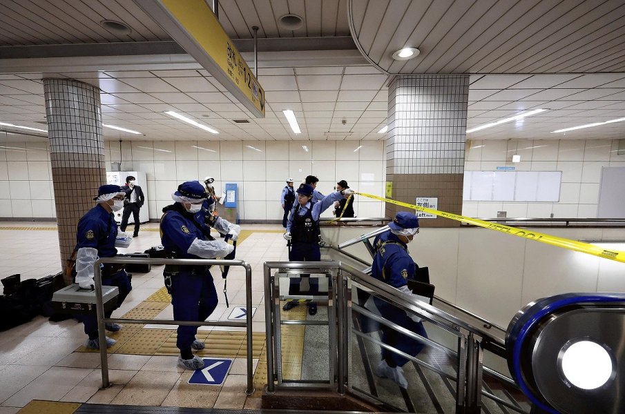 Мъж в костюм на Жокера рани няколко души с нож в метрото в Токио, полицията го задържа Мъж в костюм на Жокера рани няколко души с нож в метрото в Токио, полицията го задържа