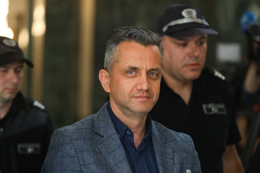 РЕШЕТКИ: Постоянен арест за шефа на митницата в Пловдив