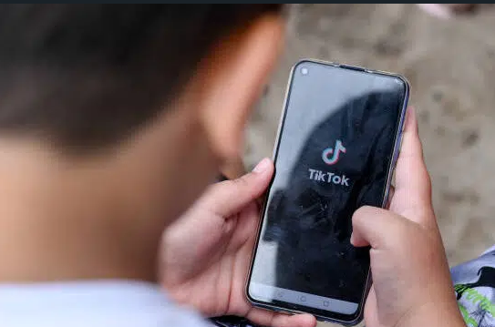 БЕЗ ВЪЗДУХ! В Бургас спасиха дете след опасна игра в мрежата TikTok