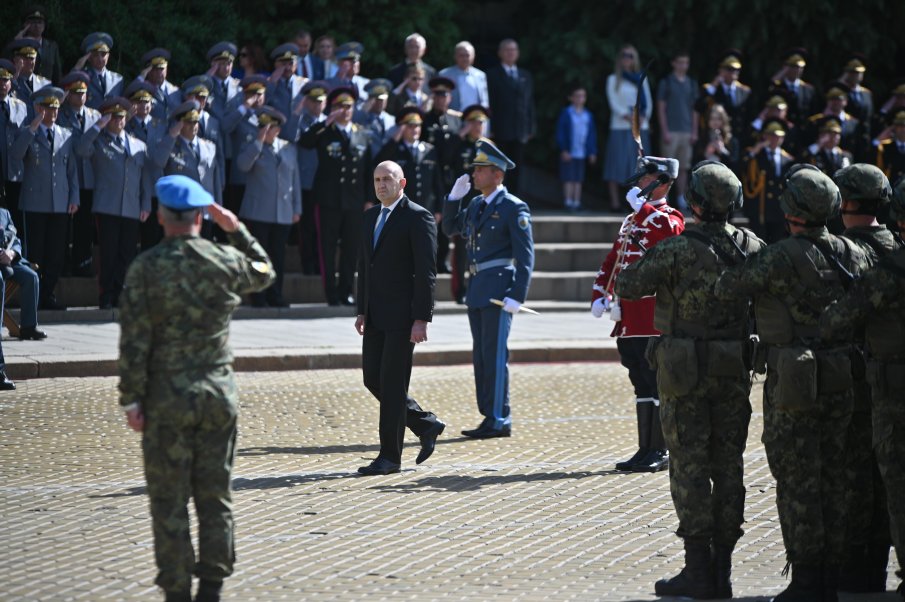 Радев ни прилага ченгеджийски номера. Фатмак да е, какъв да е...