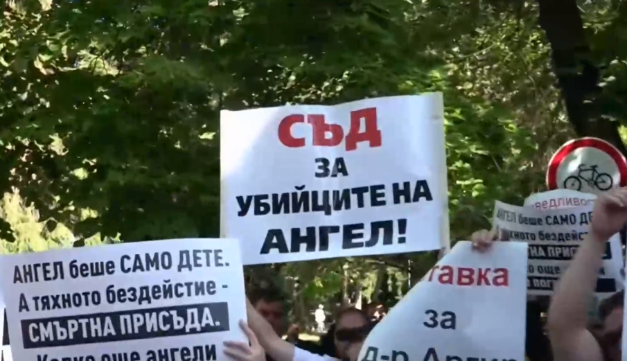 НАПРЕЖЕНИЕТО ЕСКАЛИРА: Близки на 6-годишния Ангел щурмуваха стоматологичната клиниката, в която почина НАПРЕЖЕНИЕТО ЕСКАЛИРА: Близки на 6-годишния Ангел щурмуваха стоматологичната клиниката, в която почина