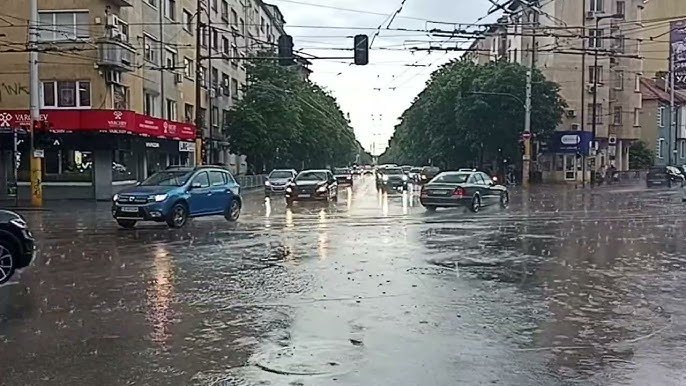 ПЪРВО В ПИК! Порой се изля над София (ВИДЕО)