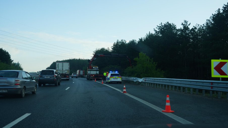 Автомобил прелетя над мантинела и падна в дере на Струма