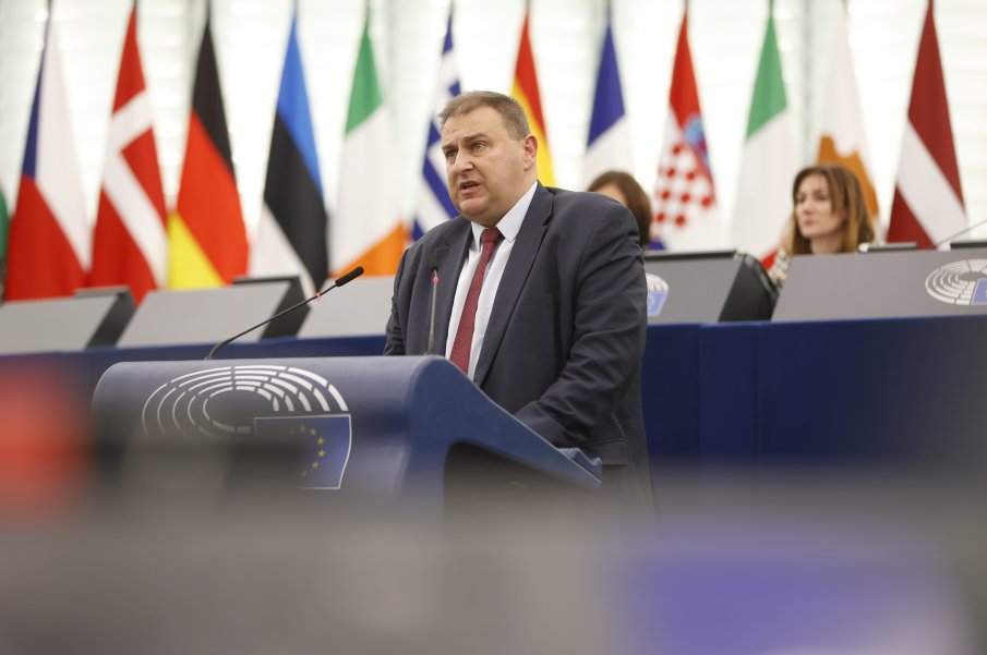 Емил Радев ще награди победителите в ученически конкурс за Деня на Европа Емил Радев ще награди победителите в ученически конкурс за Деня на Европа
